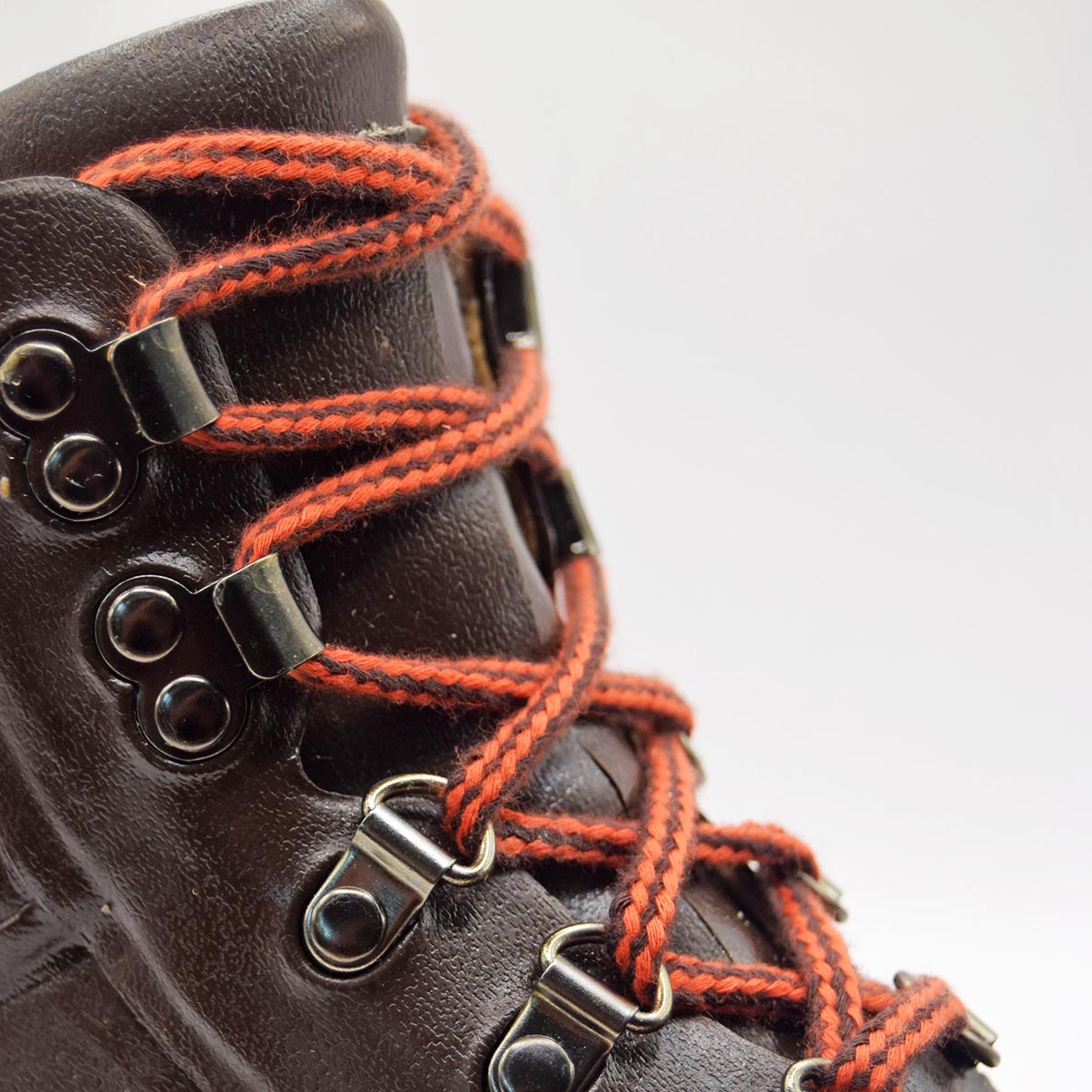 Harris Dryboot waterproof rubber ankle boots feature sturdy eyelets and red laces. 
